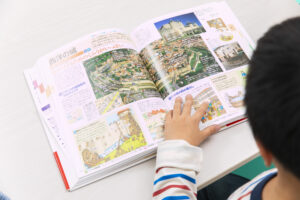 子どもが習い事で図鑑を広げている様子