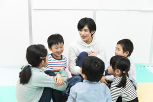 "小学生が習い事で楽しく学ぶ様子"