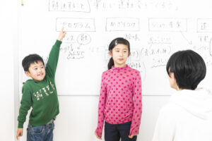 子どもたちが話し合ったり、発表をしたりしている様子