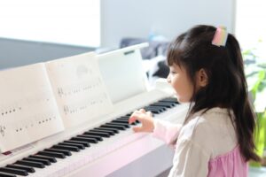 子どもがピアノを習っている様子
