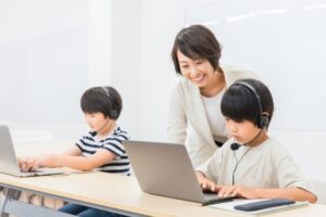 子どもたちがオンライン英会話を習っている様子