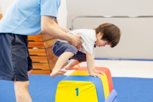 子どもが体操の習い事をしている様子