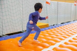 子どもが運動や体操の習い事をしている様子