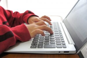 子どもがプログラミングの習い事をしている様子